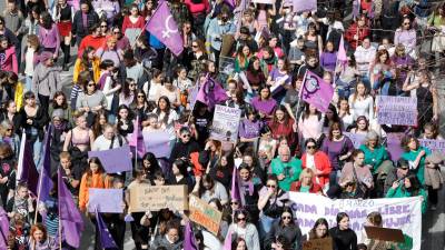 Más de 2.000 mujeres tiñeron Tarragona en la marcha del Día Internacional de la Mujer. Foto: Pere Ferré