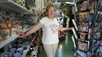 Montserrat Brey dirige la tienda de objetos de recuerdo radicada en la Pla&ccedil;a de la Font.