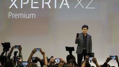 El vicepresidente de Ventas y Marketing de Sony Mobile, Hideyuki Furumi, presentando el Xperia XZ Premium. Foto: EFE