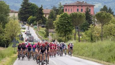 Un grupo de ciclistas durante el Giro d'Italia. Foto: EFE