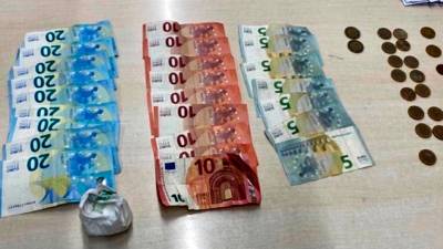 El dinero y la droga que han conseguido interceptar los agentes. Foto: ACN