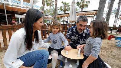 Aida Torrents e Ignacio Celoné junto a sus hijas Alba, de ocho años, y Jana de tres años y medio. Foto: Pere Ferré