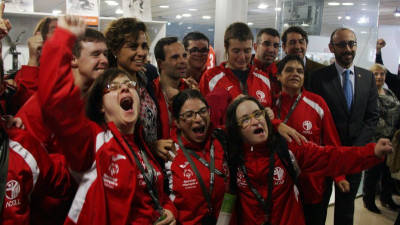 La ministra de Sanitat i Igualtat, Dolors Montserrat, envoltada de participants de l'Special Olympics Reus de Catalunya. Imatge del 26 de novembre de 2016