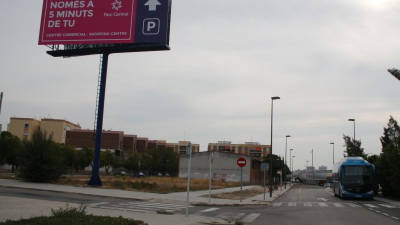 Tanca publicitària que provoca la queixa de veïns de Riuclar a Tarragona, a la T-11. Foto: ACN