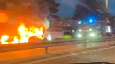Colapso a la entrada a Tarragona por el incendio de un coche