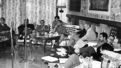 Carlos Barral (centro) en un encuentro con los escritores a los que impulsó. Foto: DT