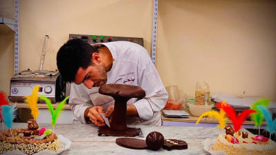 Carles Domingo ya lleva d&iacute;as elaborando figuras de chocolate para sus clientes. FOTO: forn domingo