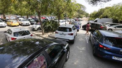 Caos de coches en el aparcamiento del tenis de Cala Romana. Foto: Pere Ferr&eacute;