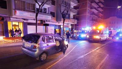 Un coche se estampa contra una terraza en Tarragona