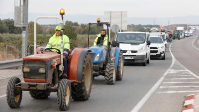 Corte de la rotonda de acceso a la AP-2 en Vila-rodona. Foto: Pere Ferré