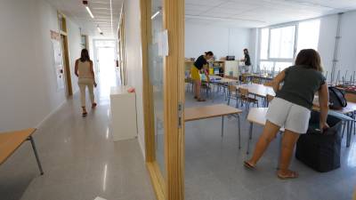 Profesores organizando las clases en la Escola l’Arrabassada que estrena edificio el lunes. foto: pere ferré