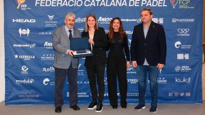El president Felip Ródenas lliura el guardó a Ari Sánchez, amb Elga Molina i Joan Josep Jané. foto: FCP