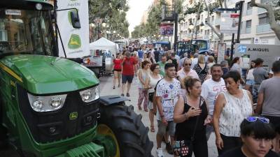 Gent passejant entre els tractors i vehicles exposats al passeig de l´Estació en el context de la 62a Firagost. Foto: Pere Ferré