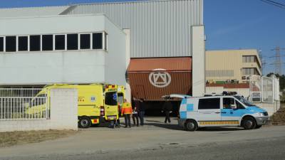 La base de la ambulancia que le corresponde a Sant Pere i Sant Pau está actualmente en una nave del Polígon Riuclar. FOTO: LLU?IS MILIÁN