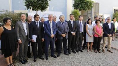 Los representantes de las sedes de los Juegos Mediterráneos 2017 tras la firma del manifiesto. Foto: Pere Ferré