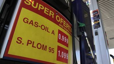 Llenar un depósito de gasolina ha bajado entre 10 y 13 euros desde verano. Foto: Pere Ferré