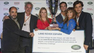 Genoveva Casanova y José Bono consiguen el primer premio del Land Rover Discovery Challenge.