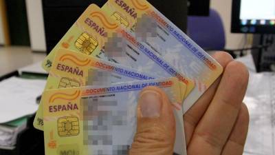 Los clientes deben presentar su documento nacional de identidad antes del jueves. Foto: Lluís Milián