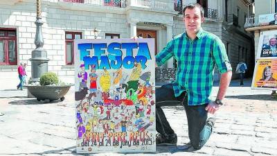 Carles Cuyàs amb el seu cartell, ahir al matí a la plaça del Mercadal de Reus. Foto: Alba Mariné