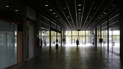 El pasilllo central de la primera planta de Port Halley presenta un aspecto desolador con todos los locales cerrados. Foto: Pere Ferré