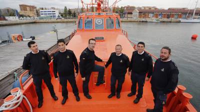 La tripulación de Salvamento Marítimo de izquierda a derecha: Vicent García (patrón), Ferran Grau (mecánico), Jordi Franqueza (mecánico), Xavi Papió (marinero), Ramon Grau (patrón) y Lluís San