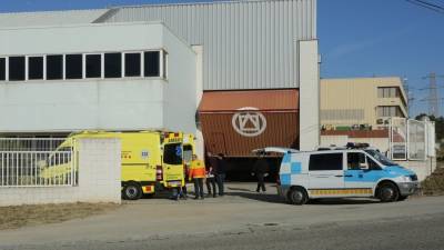 La base de la ambulancia que le corresponde a Sant Pere i Sant Pau está actualmente en una nave del Polígon Riuclar. FOTO: LLUIS MILIÁN