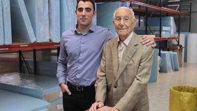 Comes, junto a su nieto Jordi Massaguer, que continúa el negocio, en una imagen de 2014. FOTO: Pere Ferré