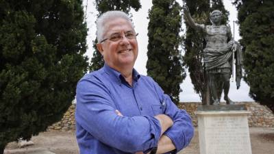 El director del Museu d´Història de Tarragona, Lluís Balart, ha escrito un artículo para una revista científica italiana sobre la estatua. Foto: Pere Ferré