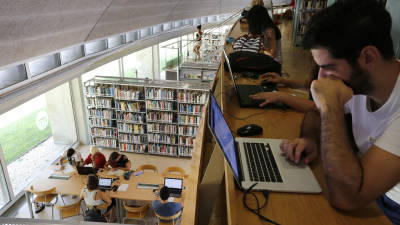 Usuarios de la Biblioteca Xavier Amorós conectados al Wifi público y con ordenadores municipales. FOTO: PERE FERRÉ