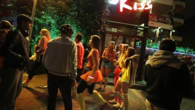 Imagen de archivo de un grupo de chicas de la primera remesa del Saloufest, en la puerta de la discoteca Kiss. FOTO: PERE FERRÉ