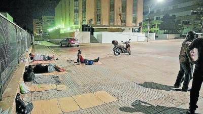Imagen de la semana pasada de ciudadanos pernoctando ante la comisaría de Tarragona. Foto: Lluís Milián