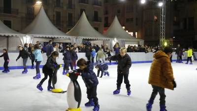 Imatge de la pista de gel, que l'any passat va tornar a la plaça del Mercadal. Foto: Pere Ferré
