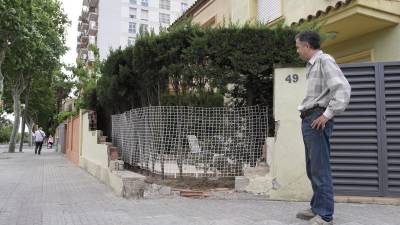 Lorenzo Montull observa el muro de su vivienda, que quedó destrozado tras el accidente. Foto: Pere Ferré