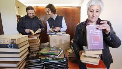 Daniel Uzquiano, Pere Segura y Núria Llebaria, ayer en la biblioteca de Vila-seca. Foto: Pere Ferré