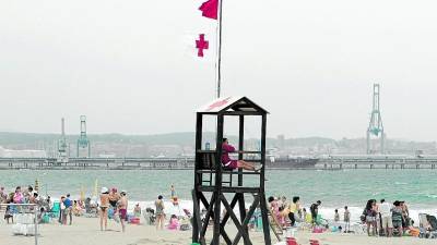 Los bañistas no se deben bañar en la playas cuando ondea la bandera roja. Foto: Pere Ferré