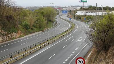 La polución por tráfico descendió durante el confinamiento un 89% en Reus y Tarragona. Imagen de abril de 2020. FOTO: PERE FERRÉ