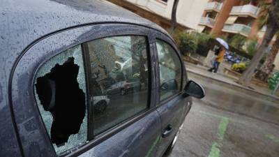 Uno de los vehículos aparcados en la calle Sant Antoni M. Claret con un cristal roto. Foto: Pere Ferré