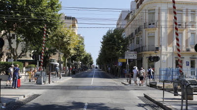 Las barreras del paso a nivel de la calle Barcelona han recuperado la normalidad a las cinco de la tarde. FOTO: Pere Ferr&eacute;