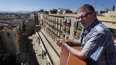 El pintor Josep Maria Rossell&oacute; tiene una espectacular vista de la Part Alta desde la azotea de su casa. Foto: Pere Ferr&eacute;