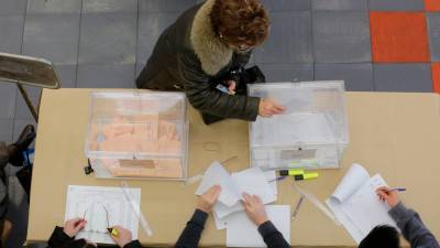 Una mujer depositando su voto en Tarragona. Foto Lluís Milián