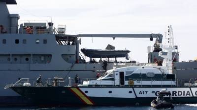 La Guardia Civil, asaltando el buque hipotéticamente secuestrado durante el simulacro. Foto: Juli Nomdedeu