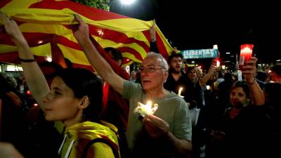 Los manifestantes portaban velas como se&ntilde;al de duelo y lazos amarillos contra la decisi&oacute;n de la Audiencia Nacional. FOTO: EFE