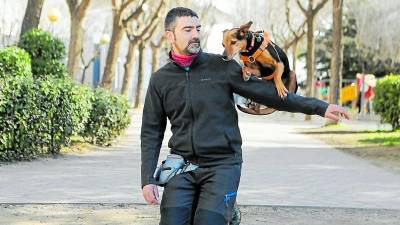 Víctor Montañés, con su perra Lis, en el Parc Sant Jordi de Reus. Foto: Alba Mariné