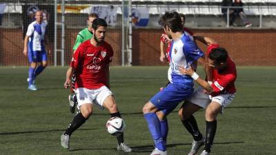 Los jugadores grana Carlos García y Acosta frenan a un rival del Sabadell, durante el encuentro de ayer. Foto: Pere Ferré