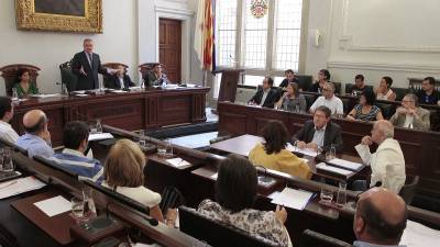 Carles Pellicer dirigiéndose al plenario municipal ayer por la mañana, en la primera sesión de esta legislatura. Foto: Pere Ferré