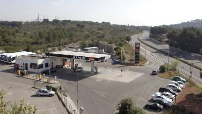 Estación de servicio de Repsol en el término municipal de Salou. Pasado el cambio de rasante está el polo petroquímico de Tarragona. Foto: Pere Ferré