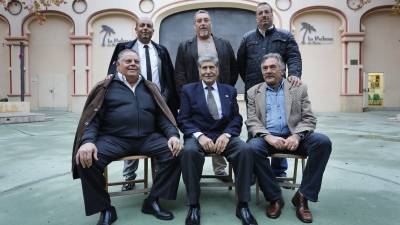 Seis de los ocho miembros del consejo de ancianos gitanos, ayer en La Palma de Reus. Foto:pere ferré