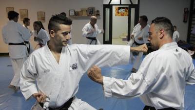 Àlex Asna entrenando junto con su hermano David en el gimnasio Gembukai de Bonavista. Foto: Pere Ferré