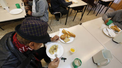 Personas sin recursos comen en Cafè i caliu, de Cáritas de Tarragona. FOTO: PERE FERRÉ