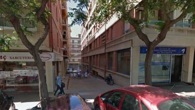 Imatge del passatge on haurien succeït els fets, situat al costat del número 32 de l'Avinguda Catalunya